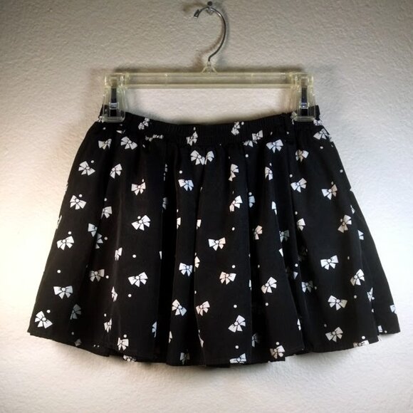 Forever 21 Black and White Skirt with Under Shorts- Size: S - Picture 13 of 17